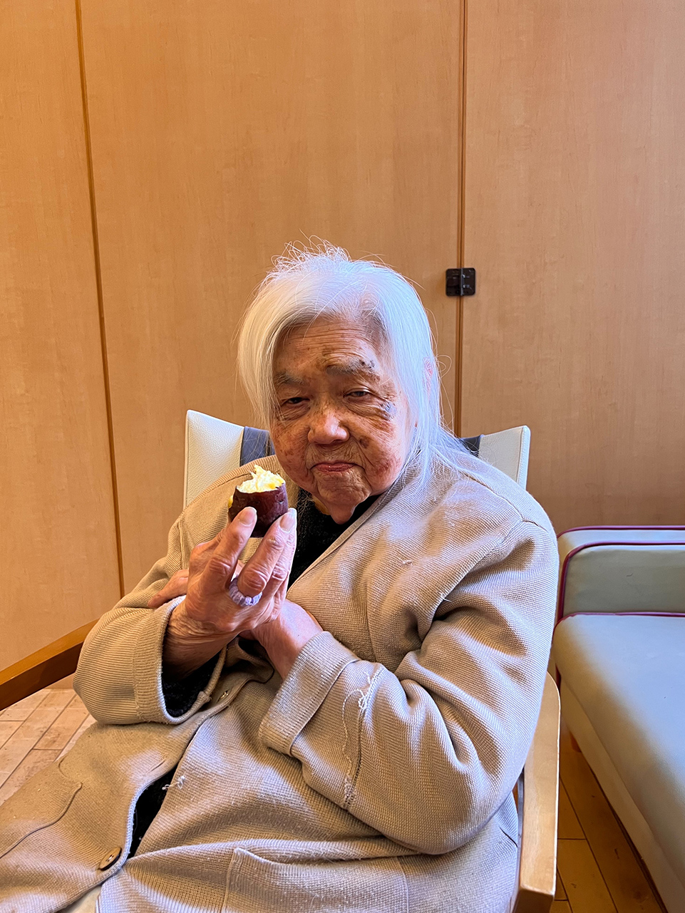 グループホームにて焼き芋行事を行いました