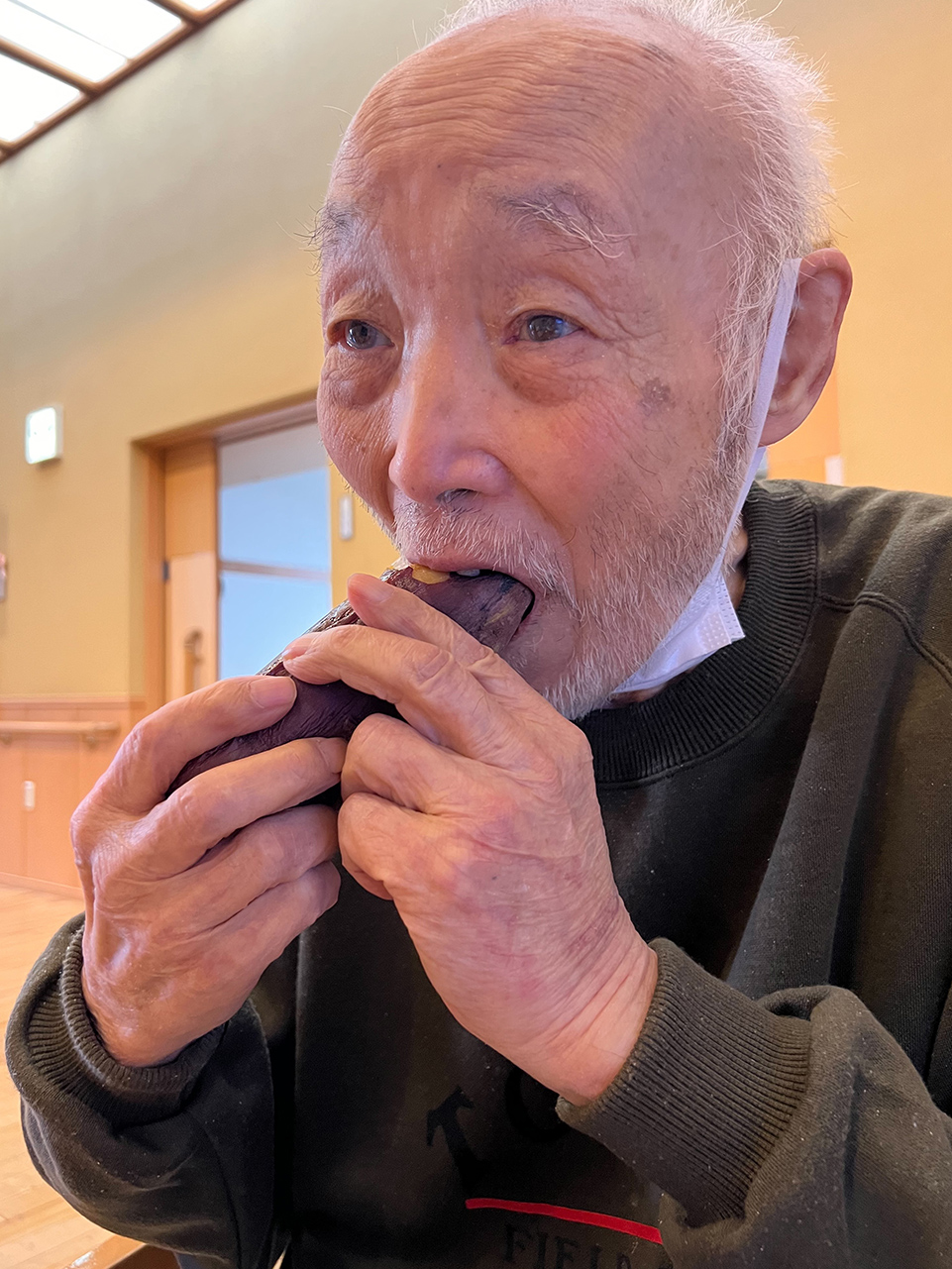 グループホームにて焼き芋行事を行いました