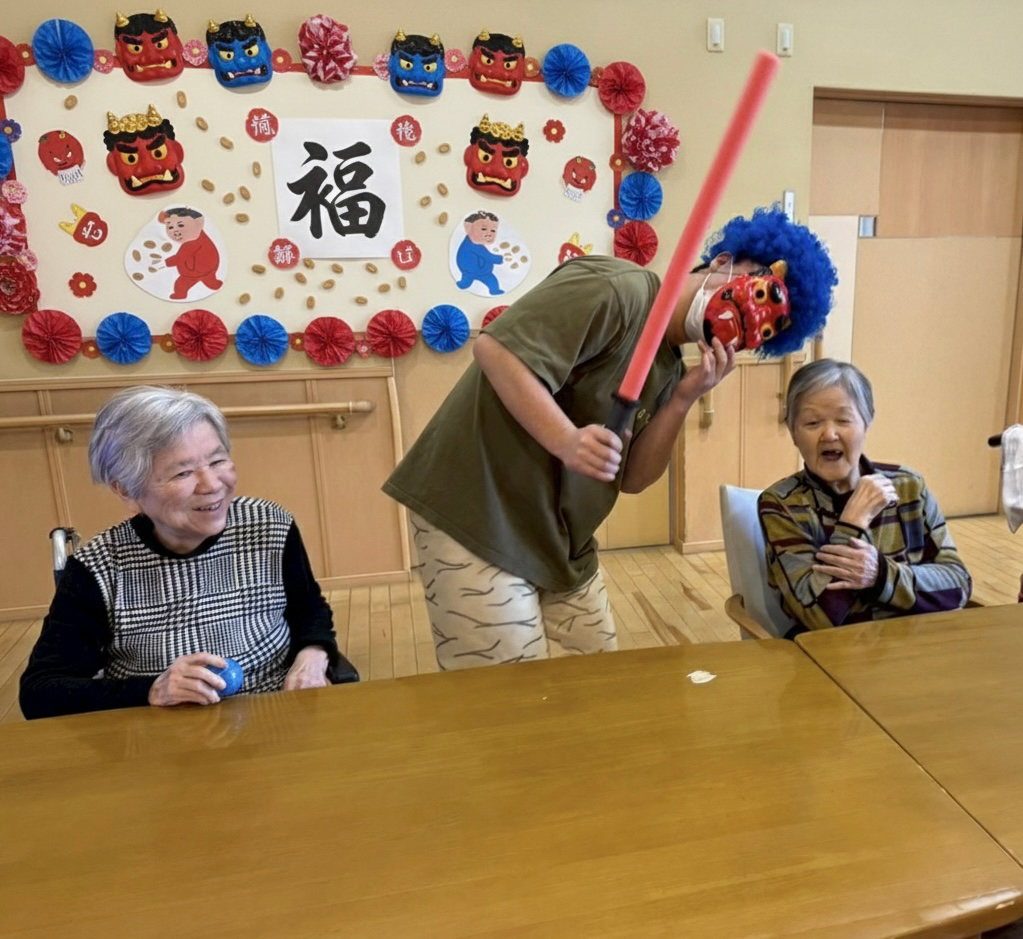 今年も節分の季節を迎え、ホーム内で豆まきを行いました
