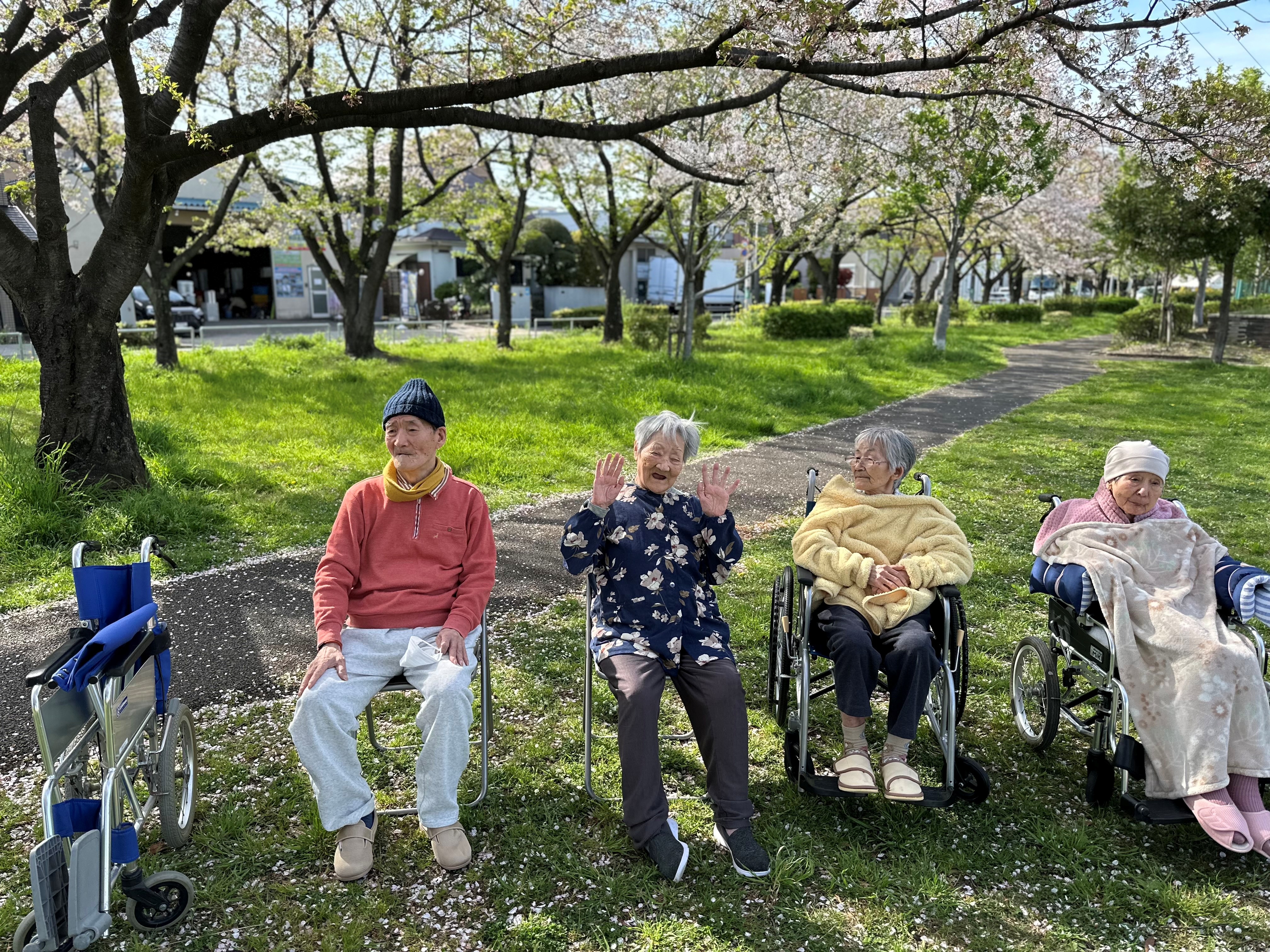 4月の行事では日にちを分けて近隣の公園にお花見に行ってきました。