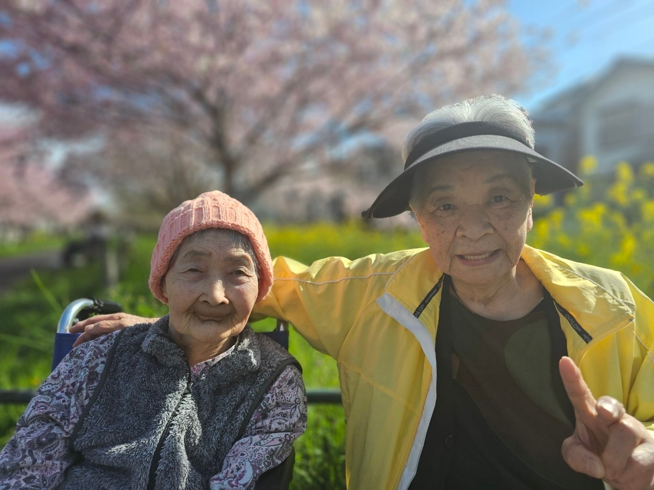 4月の行事では日にちを分けて近隣の公園にお花見に行ってきました。