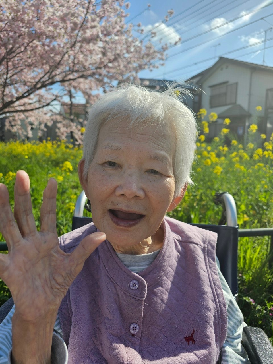 4月の行事では日にちを分けて近隣の公園にお花見に行ってきました。