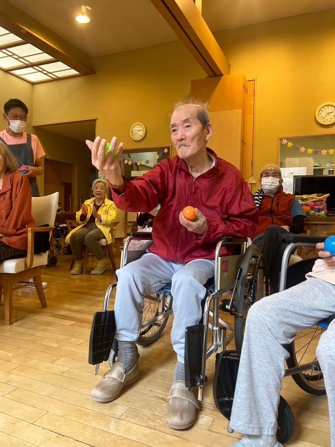 5月の行事ではフロア対抗戦の玉入れ行事を行いました。