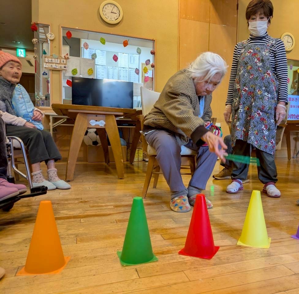 「吸盤キャッチボール」と「輪投げ」を楽しむレクリエーションを行いました