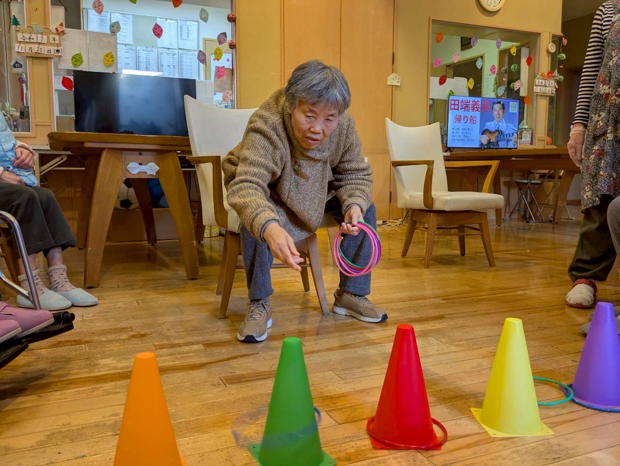 「吸盤キャッチボール」と「輪投げ」を楽しむレクリエーションを行いました