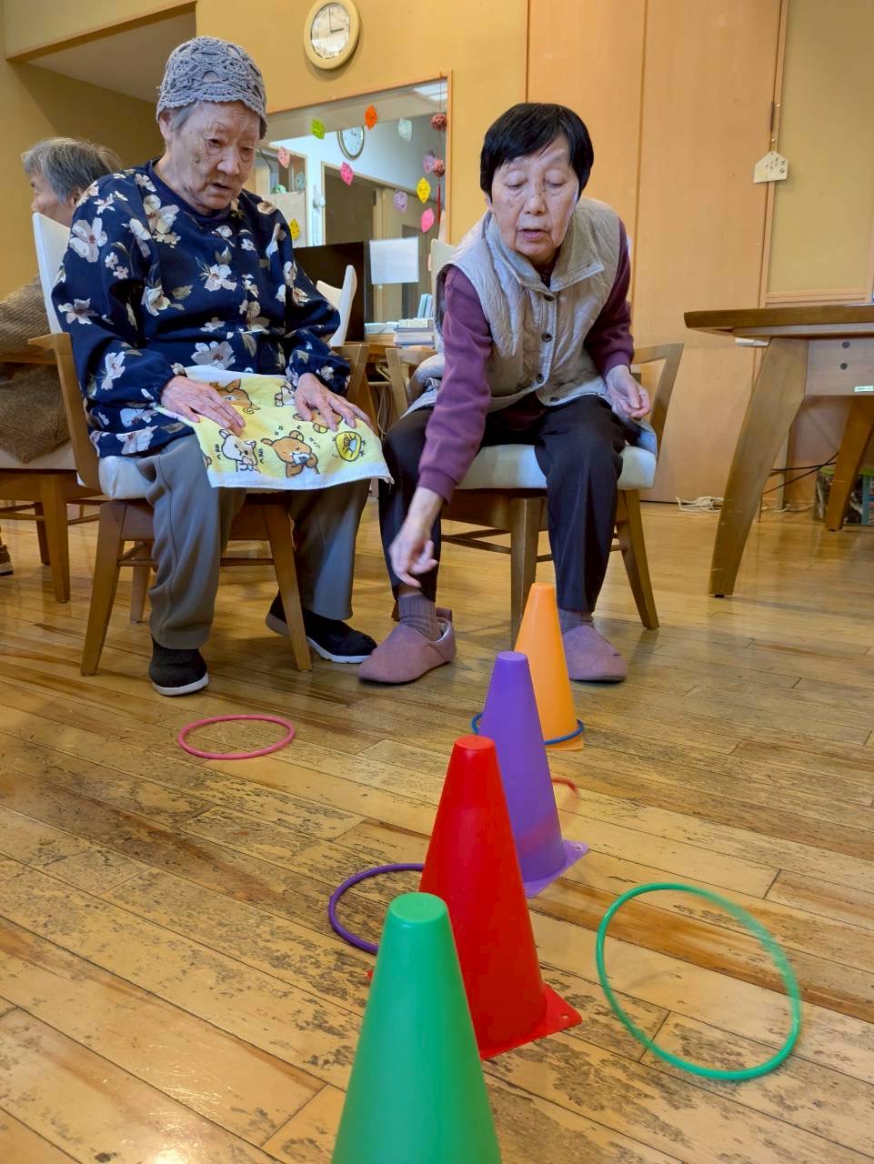 「吸盤キャッチボール」と「輪投げ」を楽しむレクリエーションを行いました