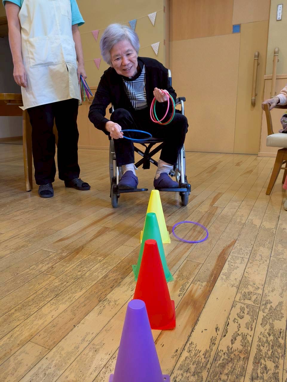 「吸盤キャッチボール」と「輪投げ」を楽しむレクリエーションを行いました