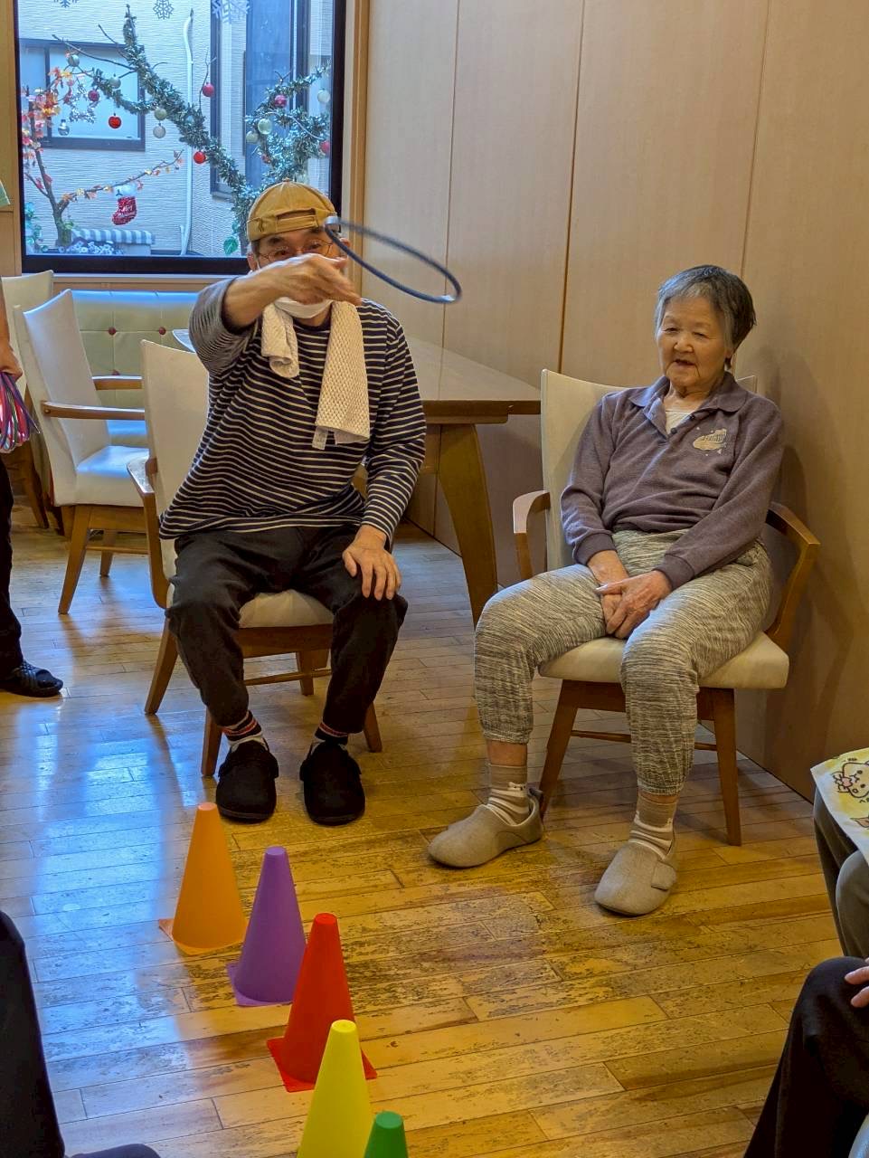 「吸盤キャッチボール」と「輪投げ」を楽しむレクリエーションを行いました