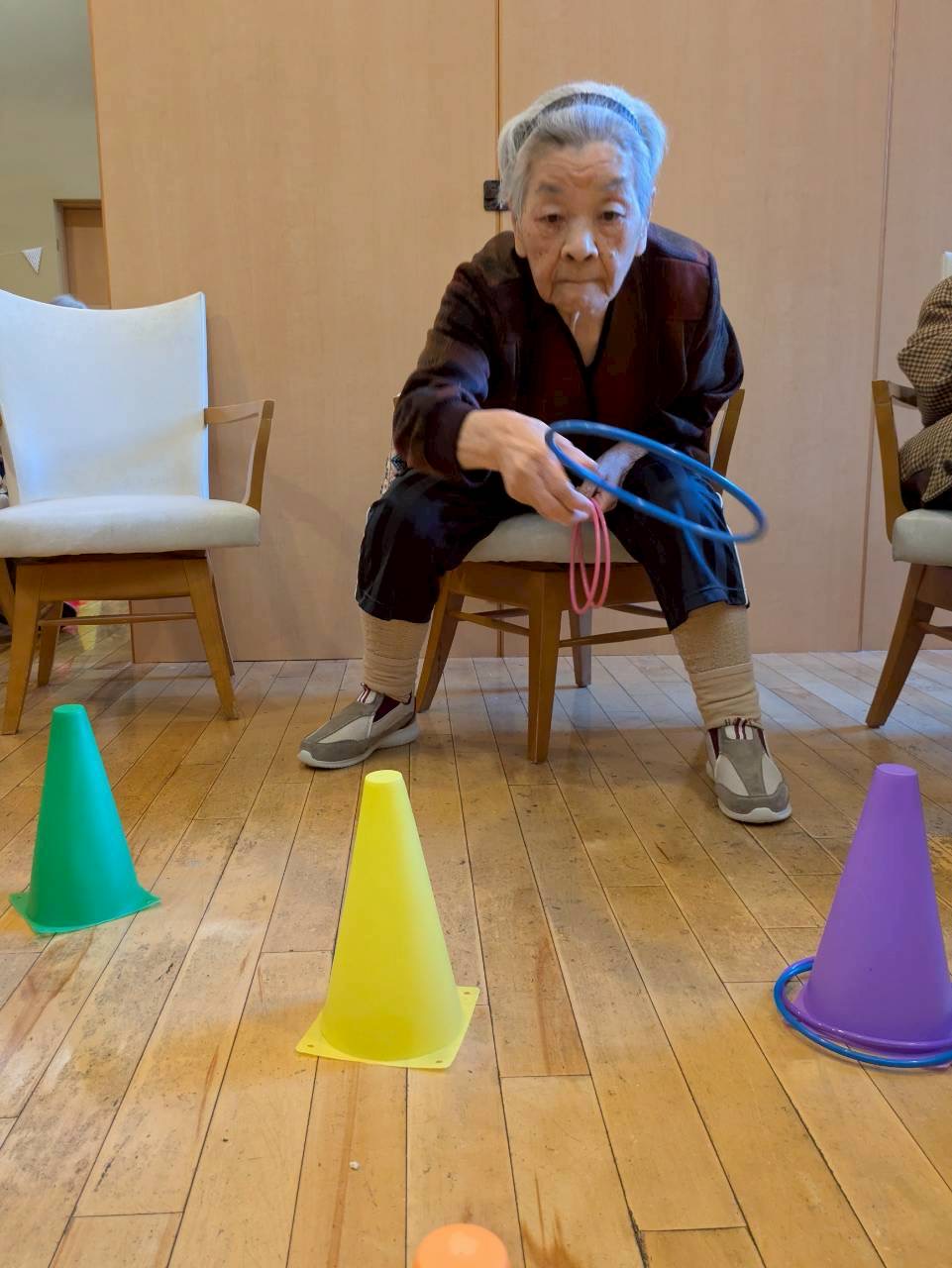 「吸盤キャッチボール」と「輪投げ」を楽しむレクリエーションを行いました