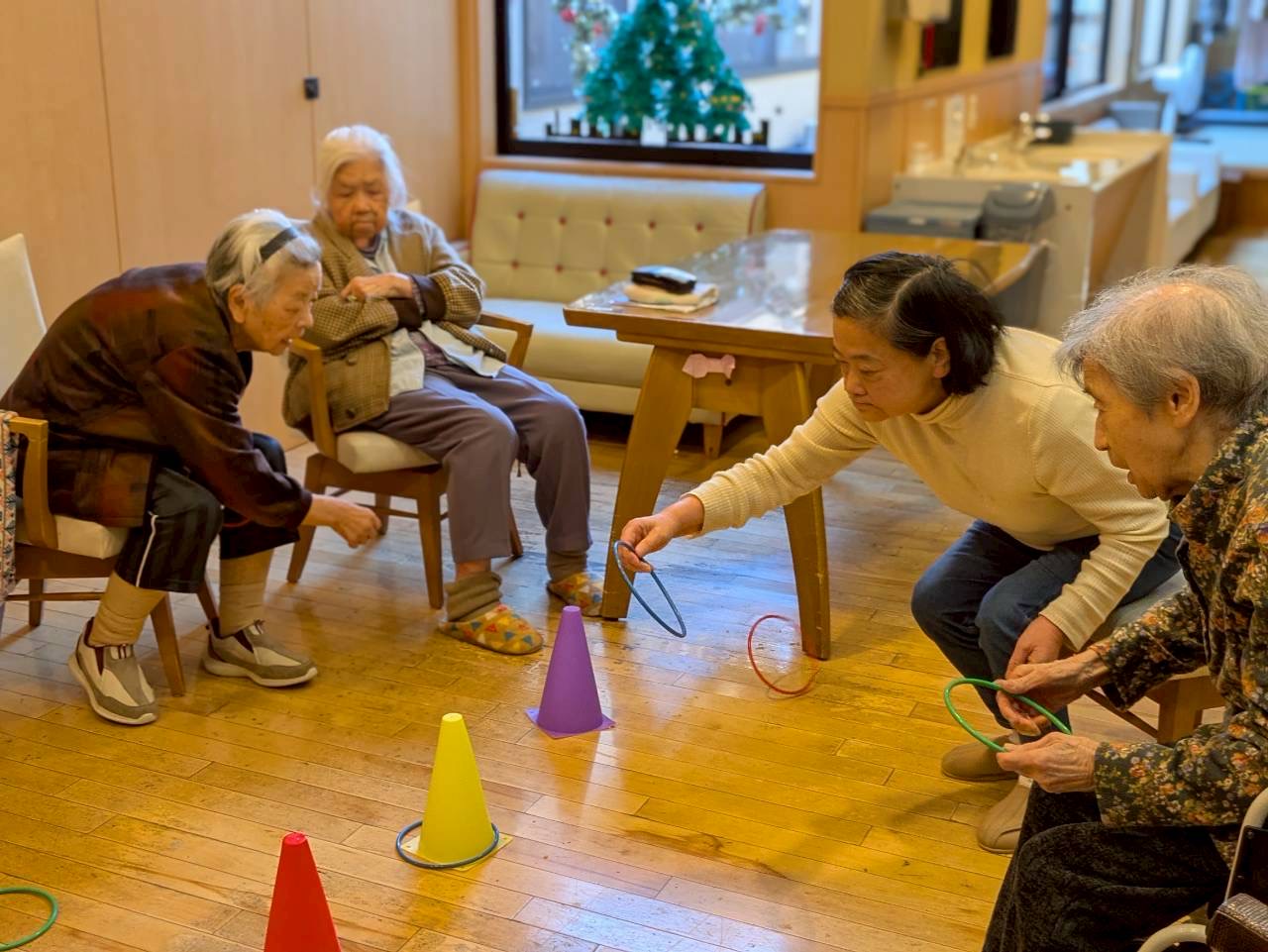 「吸盤キャッチボール」と「輪投げ」を楽しむレクリエーションを行いました