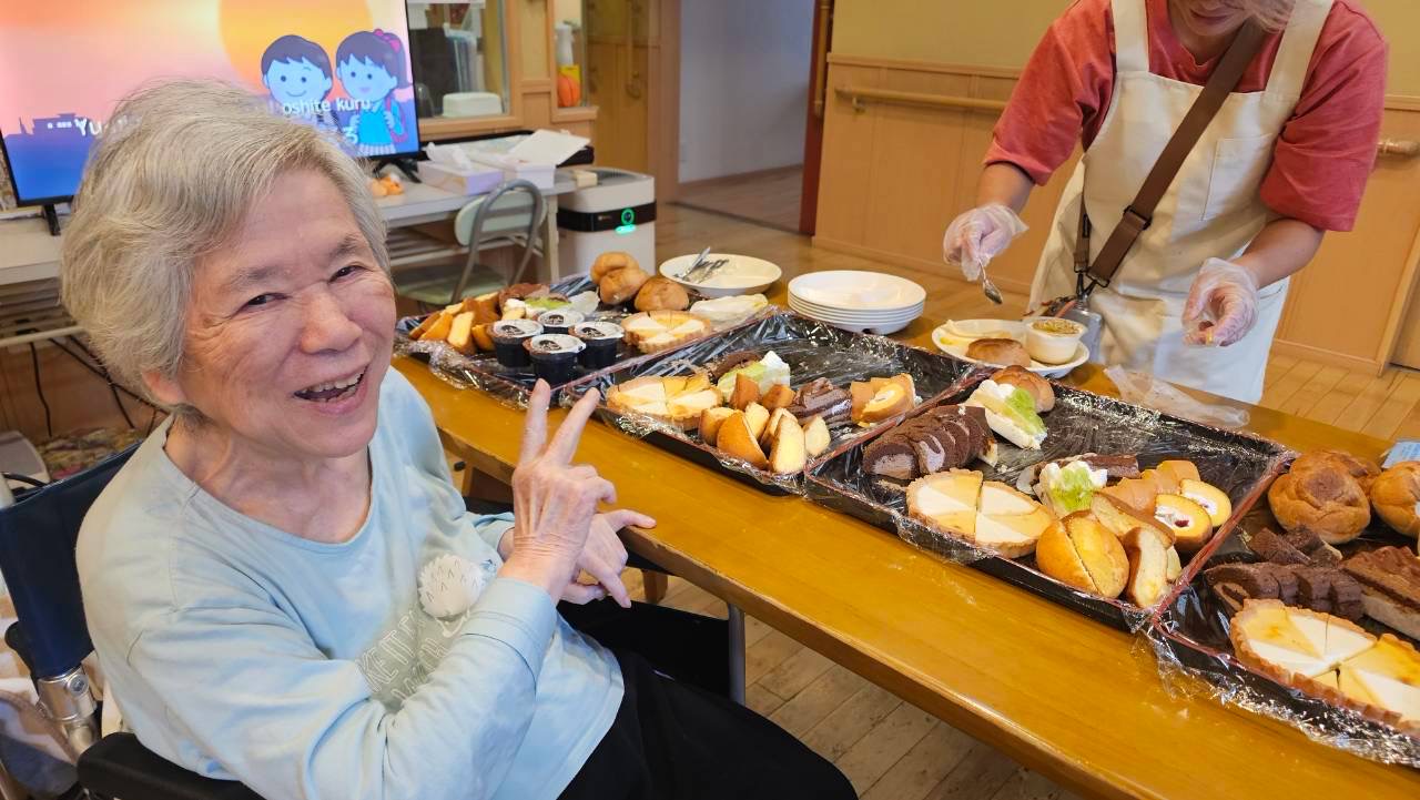 🎂 敬老会でケーキバイキングを開催しました 🎂