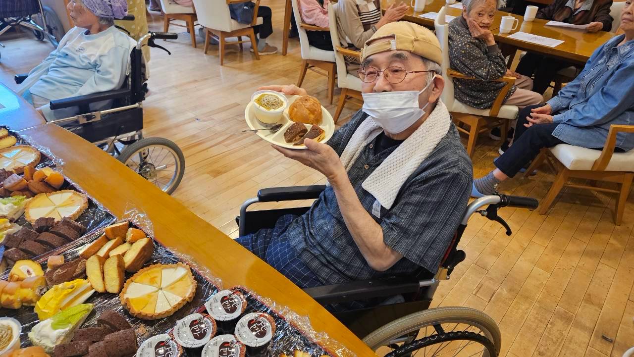 🎂 敬老会でケーキバイキングを開催しました 🎂